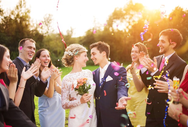 Hochzeitsgesellschaft junger Leute im garten