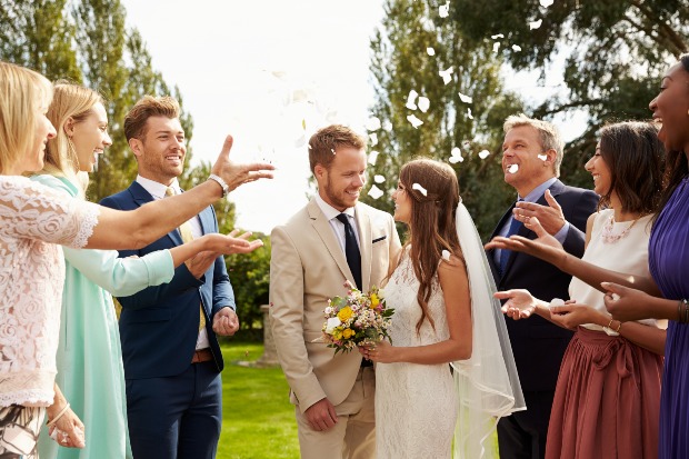 Hochzeitsgesellschaft im Garten, junge Leute