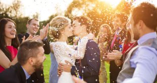 Brautpaar feiert Hochzeit - Dresscode Hochzeit