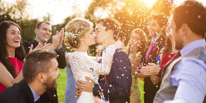 Brautpaar feiert Hochzeit - Dresscode Hochzeit