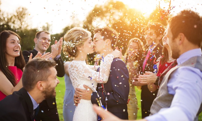 Brautpaar feiert Hochzeit - Dresscode Hochzeit