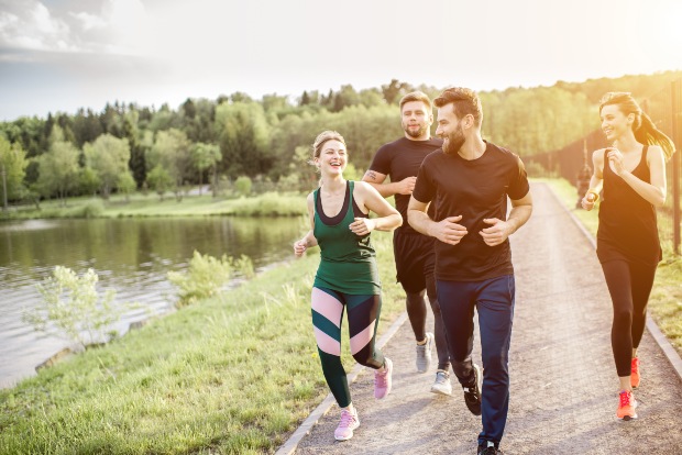 Gruppe junger Leute beim Joggen