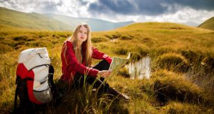 Junge Frau auf Wanderung - Polyester: Vorteile und modischer Einsatz