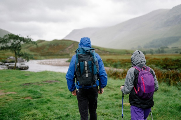 Paar wandert bei regnerischem Wetter - Polyester: Vorteile und modischer Einsatz