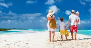 Familie am Strand - Trendige Badebekleidung