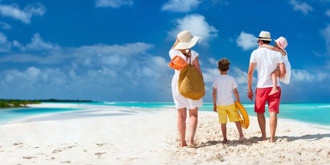 Familie am Strand - Trendige Badebekleidung