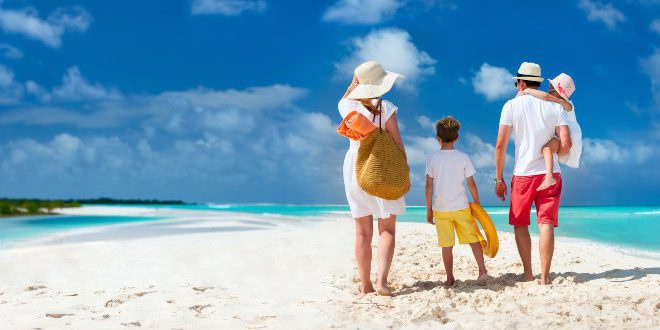 Familie am Strand - Trendige Badebekleidung