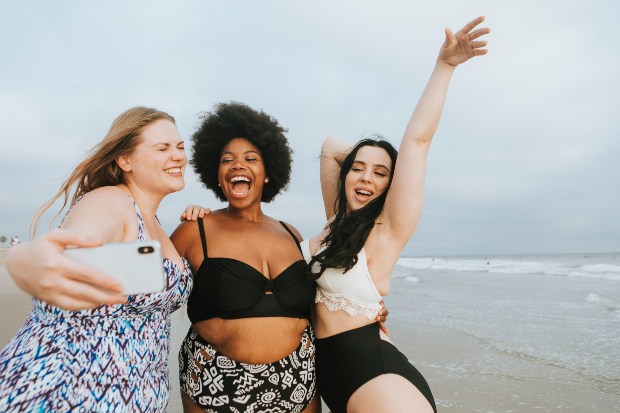 3 junge Frauen in Strandkleidung - Trendige Badebekleidung