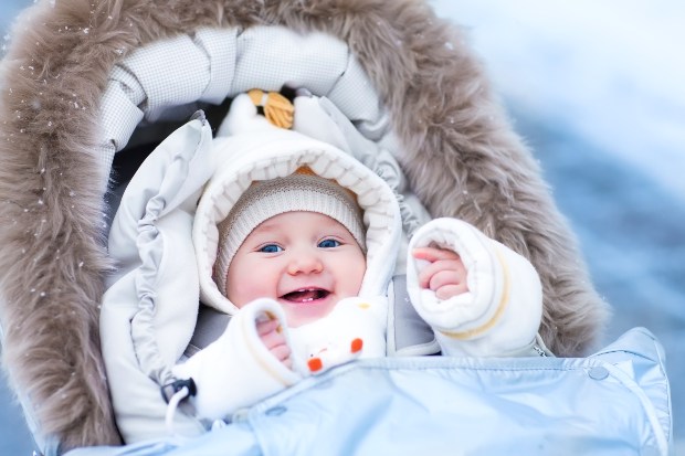 Baby im Winter im Kinderwagen - Erstausstattung fürs Baby auf die Jahreszeit angepasst