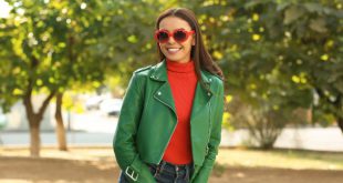 Junge Dame mit rotem Pulli sowie grüner Jacke - Komplementärfarben in der Mode