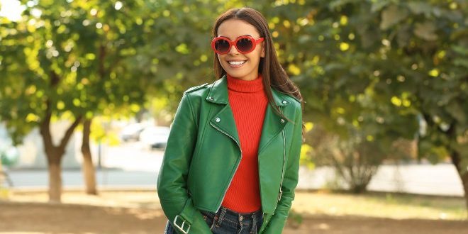 Junge Dame mit rotem Pulli sowie grüner Jacke - Komplementärfarben in der Mode