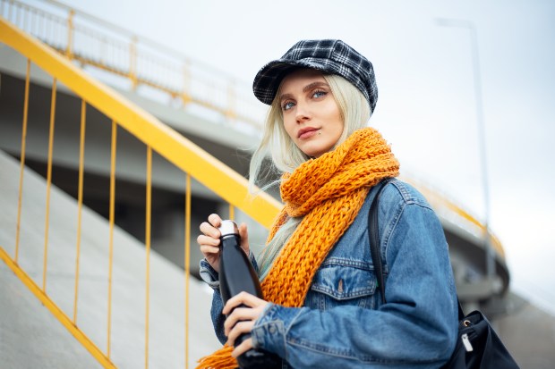 Junge Frau mit Jeans-Jacke und orangenem Schal - Komplementärfarben in der Mode