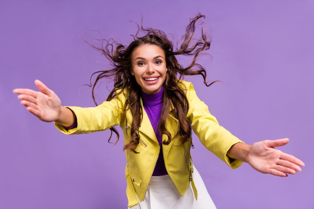 Junge Frau mit gelber Jacke über violettem Pulli