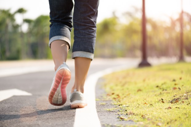 Frau in Cropped Jeans, Bild zeigt Beine und Schuhe