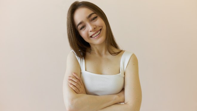 Junge Frau in weißem, eckig ausgeschnittenen Tanktop - Eckige Ausschnitte für Oberteile und Tops