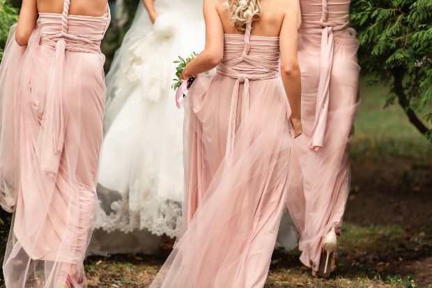 Braut in Weiß und Brautjungfern in roséfarbenen Kleidern - Hochzeitskleidung für Gäste