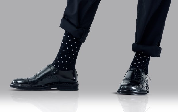 Mann in Business-Outfit, Schuhe mit gepunkteten Socken