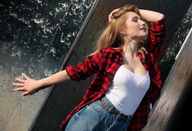 Junge Frau in Holzfällerhemd, weißem Top und Jeans Hose - Anti-Fashion « Wider den Zeitgeist »