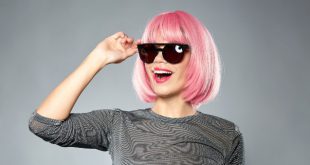 Junge Frau mit pinken Haaren und Sonnenbrille - Anti-Fashion oder Avantgarde