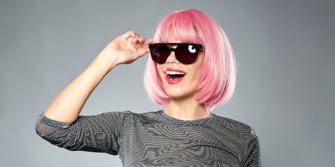 Junge Frau mit pinken Haaren und Sonnenbrille - Anti-Fashion oder Avantgarde