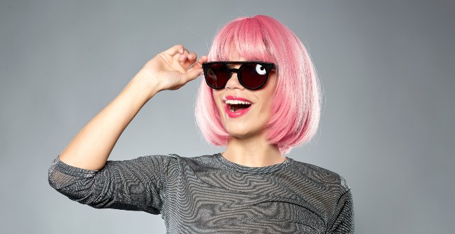 Junge Frau mit pinken Haaren und Sonnenbrille - Anti-Fashion oder Avantgarde