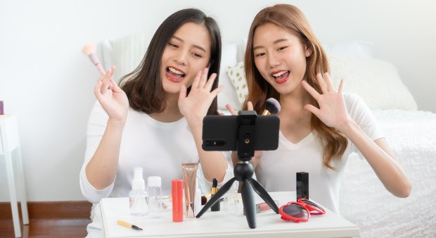 Junge Frauen als Make-Up Influencer