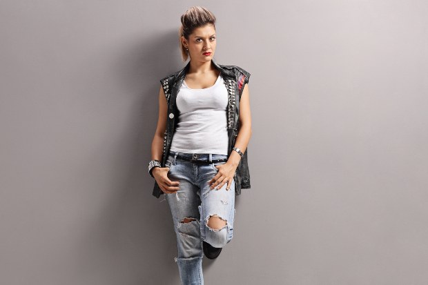Junge Frau, rockig, punkig, Jeanshose und Lederweste - Anti-Fashion auf dem Weg in den Mainstream