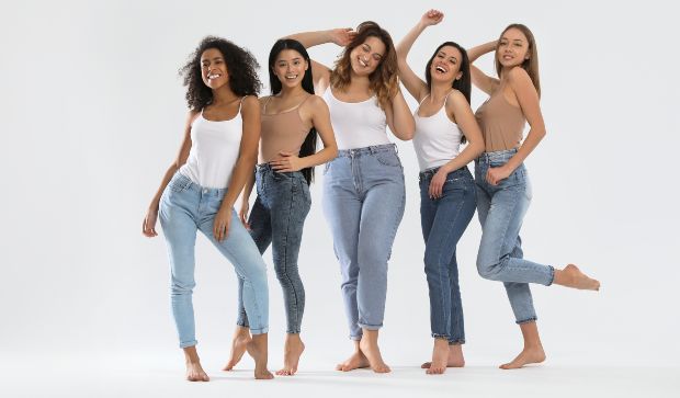 Frauen in Shirt und Jeans, verschiedene Körpertypen - Ihren Bodytype richtig stylen