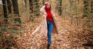 junge-frau-herbstoutfit-wald- stilvolles Herbstoutfit