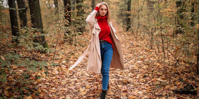 junge-frau-herbstoutfit-wald- stilvolles Herbstoutfit