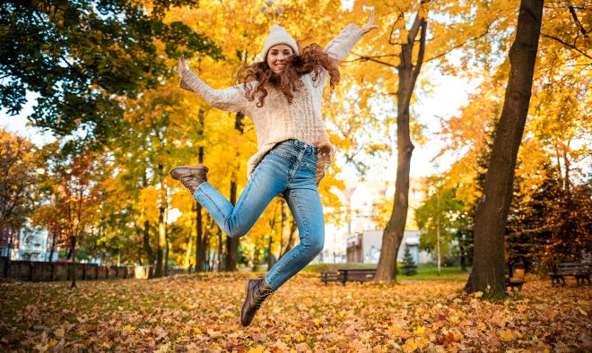 junge-frau-herbstoutfit - stilvolles Herbstoutfit