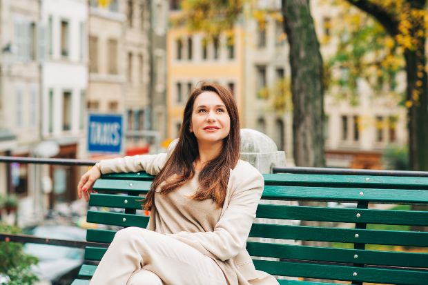 junge-frau-parkbank-herbstoutfit-beige