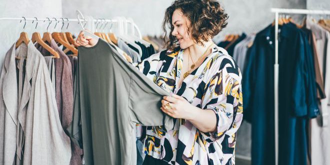 Frau sucht Bluse aus - Ihren Bodytype richtig stylen