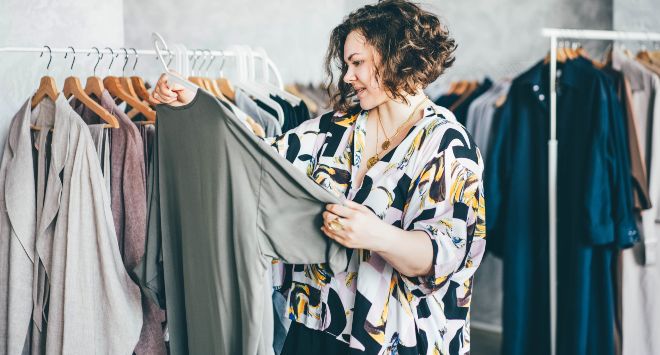 Frau sucht Bluse aus - Ihren Bodytype richtig stylen