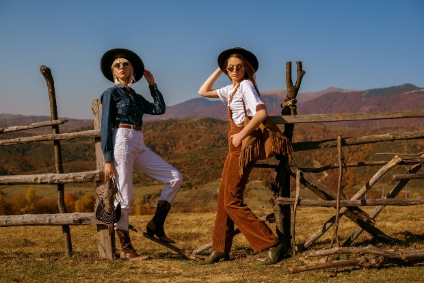 Zwei Frauen im Western Style, Country Look