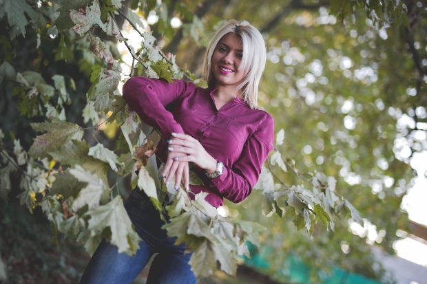 Junge Frau mit Lila Hemd und Blue-Jeans - Blusen für den Herbst