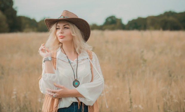 Junge Frau im Western Style Look 