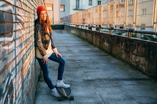 junge-frau-street-style-mit-skateboard