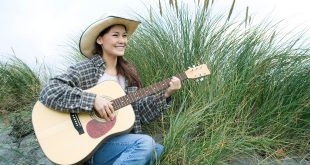 junge-frau-western-stlye-mit-gitarre