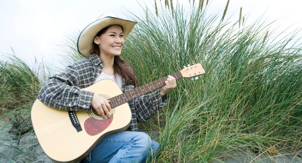 junge-frau-western-stlye-mit-gitarre