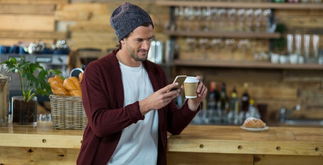 Junger Mann mit Beanie