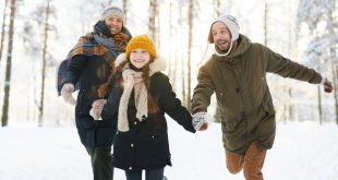 Familie im WInter, alle tragen Wintermantel