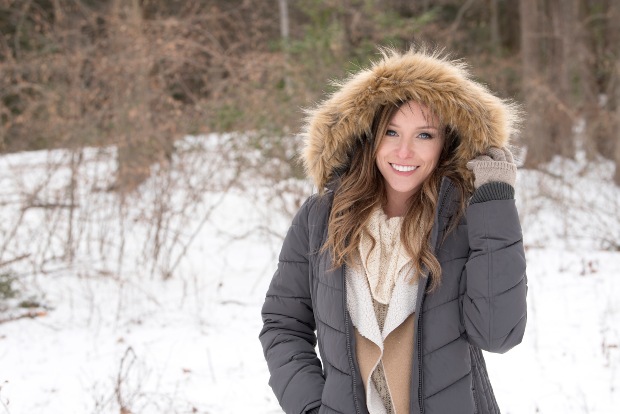 Junge Frau im Schnee - Schöne Winterstyles für Frauen