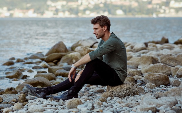 Junger Mann mit Longsleeve am Strand - Longsleeves kombinieren