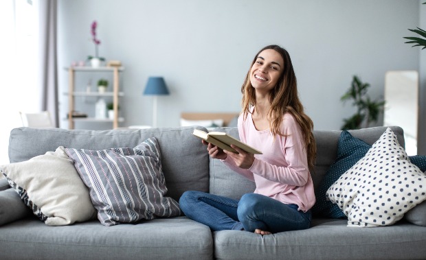 Junge Dame sitzt auf einer Couch - Longsleeves kombinieren