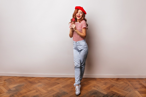 Junge-Frau-franzoesische-mode - Streifenshirt und Streifenpullover kombinieren
