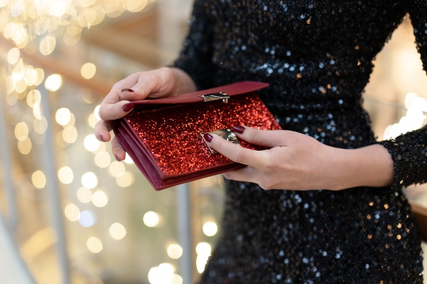 Frau-Kleid-Clutch-Handtasche - Dresscode Abendgarderobe