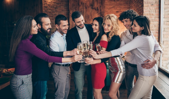 Junge-Leute-Feiern - Dresscode Abendgarderobe