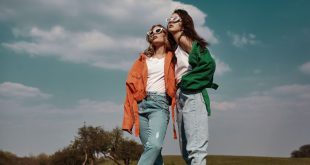 Junge-Frauen-fruehlingslook- Styling-Ideen für den Frühling