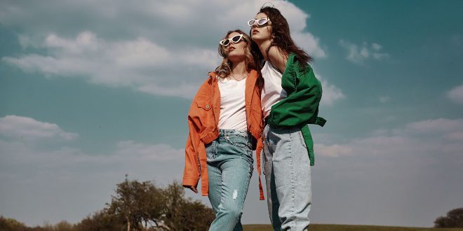 Junge-Frauen-fruehlingslook- Styling-Ideen für den Frühling